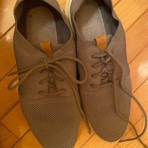LIKE NEW Clarks Men's Size 10 Casual Shoes, Breathable and Lightweight